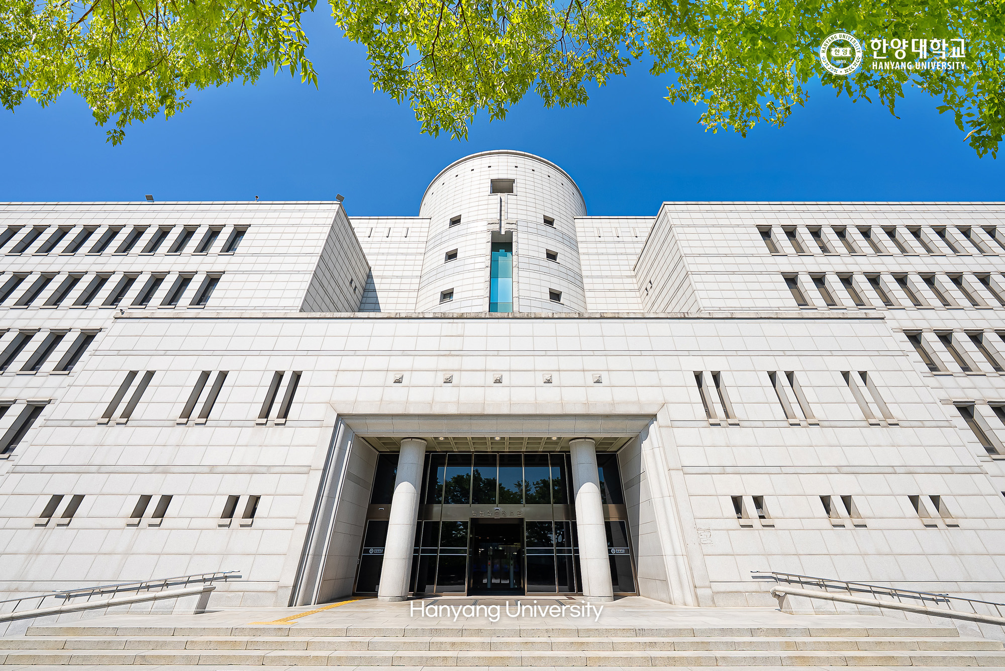Scenery of HYU - 백남학술정보관
